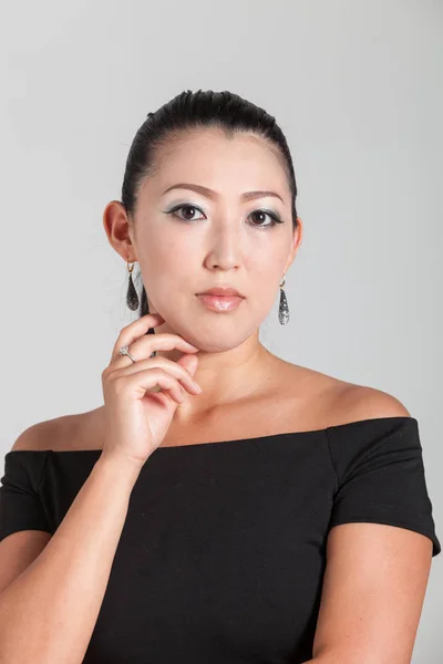 Elegante donna asiatica in studio, ritratto — Foto Stock