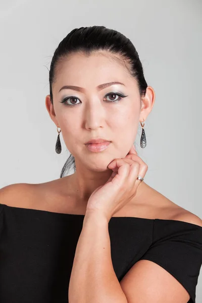 Elegant Asian woman in studio, portrait — Stock Photo, Image