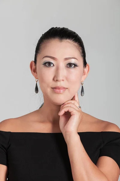 Mujer asiática elegante en estudio, retrato —  Fotos de Stock