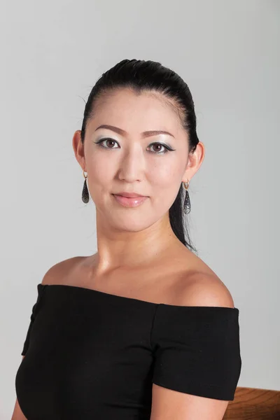 Elegant Asian woman in studio, portrait — Stock Photo, Image