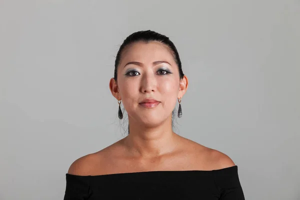 Elegante asiatische Frau im Studio, Porträt — Stockfoto