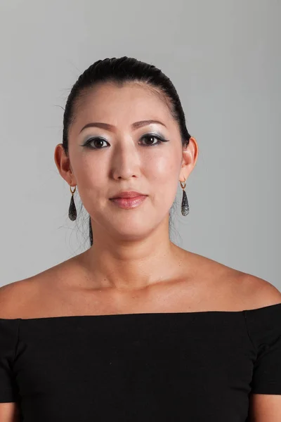 Elegant Asian woman in studio, portrait — Stock Photo, Image