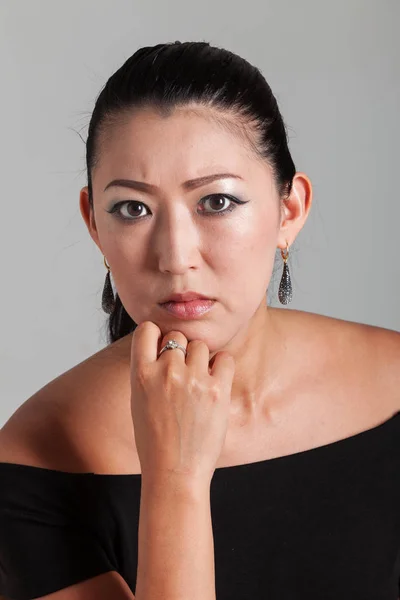 Mujer asiática elegante en estudio, retrato —  Fotos de Stock