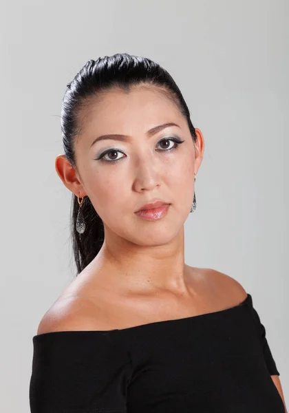Elegante asiatische Frau im Studio, Porträt — Stockfoto