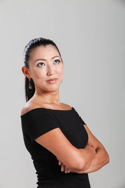 Elegante asiatische Frau im Studio, Porträt — Stockfoto