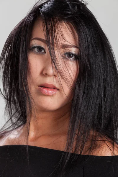 Elegante donna asiatica in studio, ritratto — Foto Stock