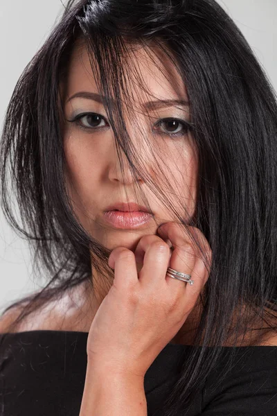 Mulher asiática elegante em estúdio, retrato — Fotografia de Stock