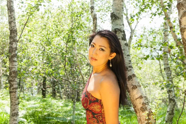 Aziatisch meisje portret buiten in het bos — Stockfoto