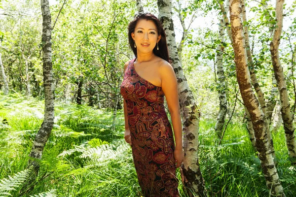 Asiática chica retrato al aire libre en el bosque — Foto de Stock