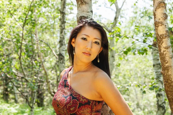 Aziatisch meisje portret buiten in het bos — Stockfoto