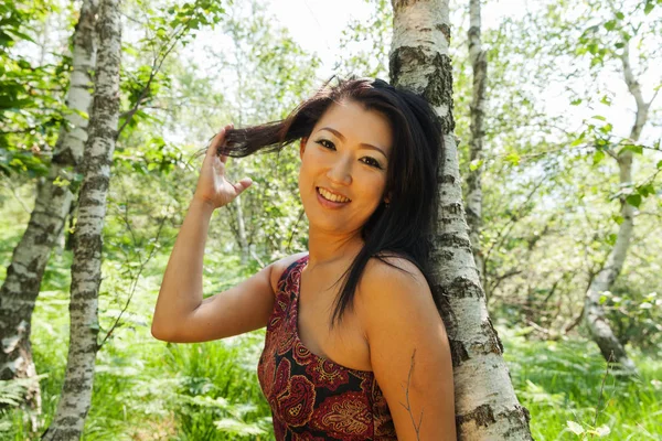 在户外在森林里的亚洲女孩画像 — 图库照片