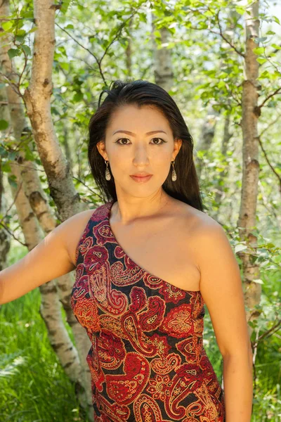 Aziatisch meisje portret buiten in het bos — Stockfoto