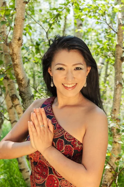 Asiatische Mädchen Porträt draußen in den Wald — Stockfoto