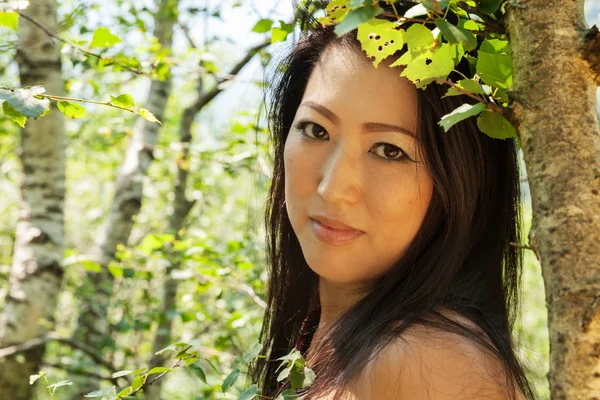 Азиатский портрет девушки на открытом воздухе в лесу — стоковое фото