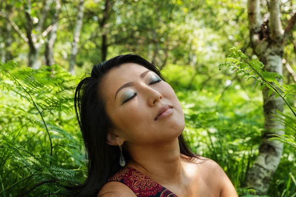 Azjatyckie dziewczyna portret na zewnątrz w lesie — Zdjęcie stockowe