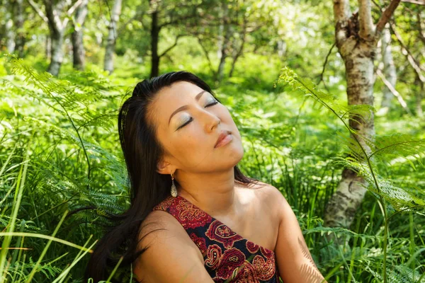 Asiatique fille portrait en plein air dans la forêt — Photo