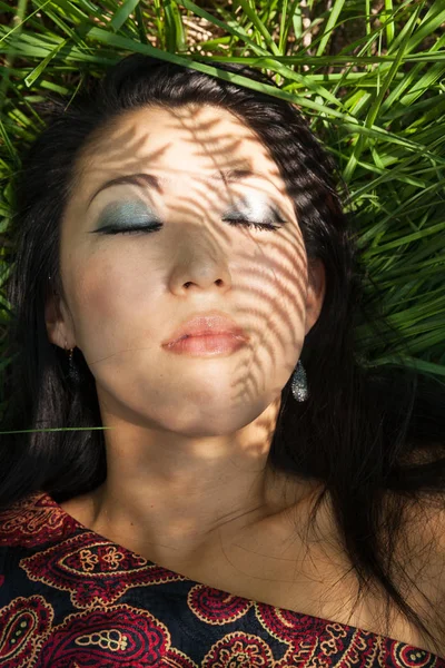 Menina asiática retrato ao ar livre nas sombras samambaias — Fotografia de Stock