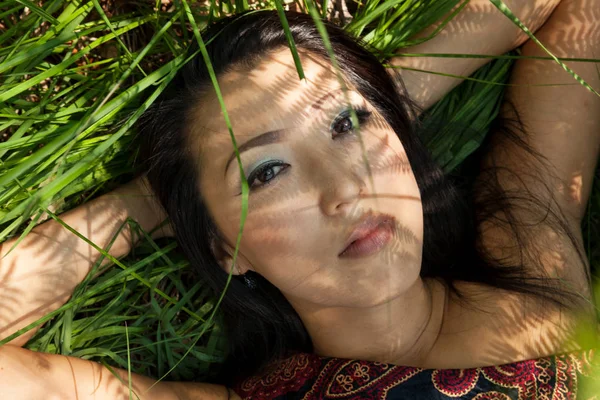 Aziatisch meisje portret buiten in de schaduw van de varens — Stockfoto