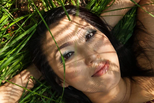 Azjatyckie dziewczyna portret na zewnątrz w cieniu paproci — Zdjęcie stockowe