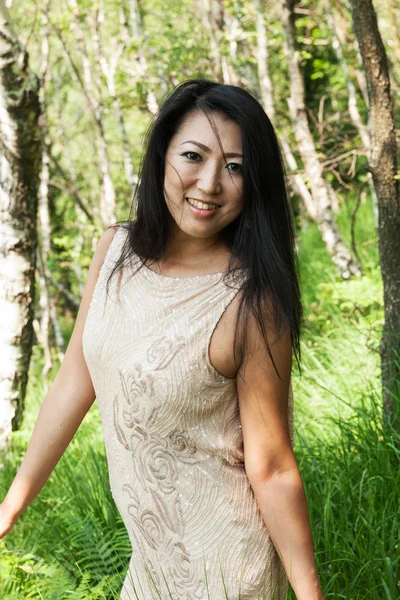 Porträt einer asiatischen Frau im Wald — Stockfoto