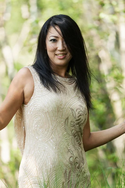 Portret van Aziatische vrouw in het bos — Stockfoto