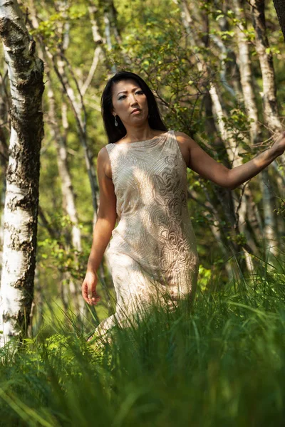 Retrato de mujer asiática, caminar en el bosque — Foto de Stock