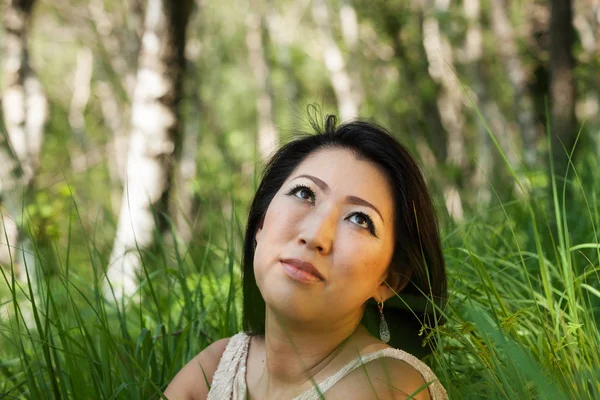 Asiatische Frau Porträt sitzt im Gras — Stockfoto