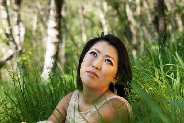 Asiatische Frau Porträt sitzt im Gras — Stockfoto