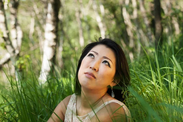 Asiatische Frau Porträt sitzt im Gras — Stockfoto