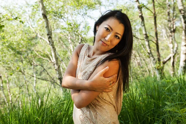 Portret van Aziatische vrouw, lopen in het bos — Stockfoto