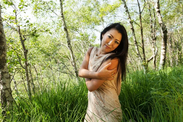 Portret van Aziatische vrouw, lopen in het bos — Stockfoto