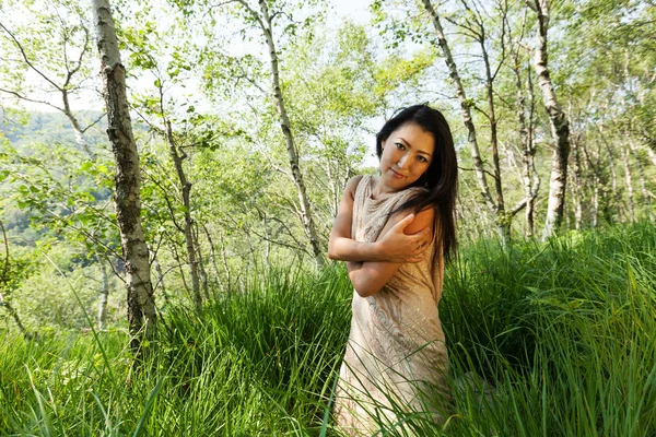 Porträt einer asiatischen Frau, Spaziergang im Wald — Stockfoto