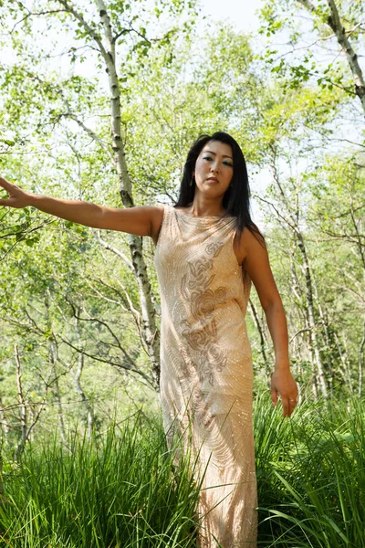 Retrato de mujer asiática, caminar en el bosque — Foto de Stock