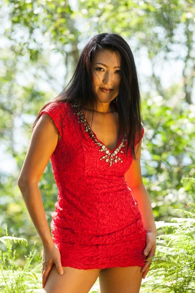 Sexy donna asiatica con abito rosso — Foto Stock