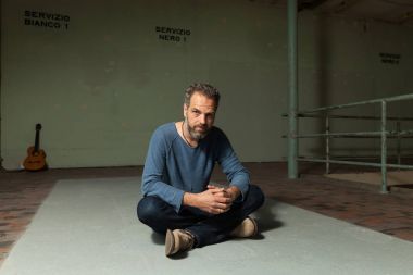 Adam gitar, endüstriyel konumu ile portresi
