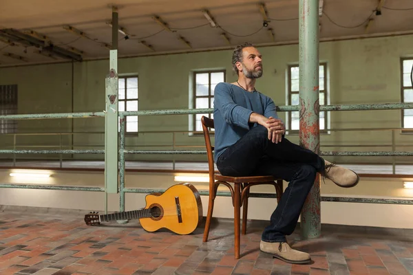 Retrato de hombre con guitarra, la ubicación industrial — Foto de Stock