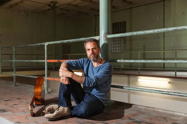 Retrato de homem com guitarra, a localização industrial — Fotografia de Stock