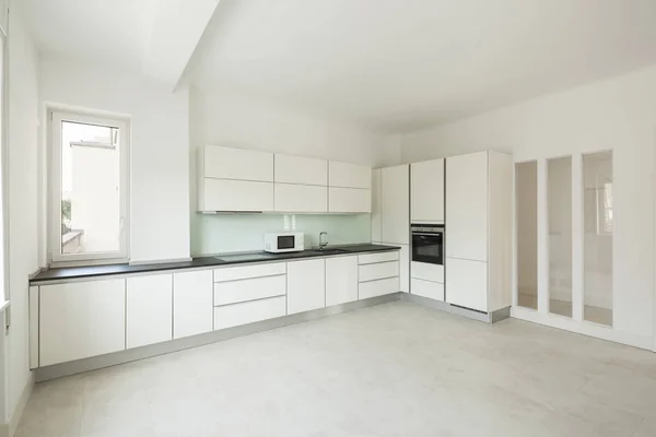 Белая современная кухня в квартире — стоковое фото