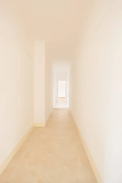 Corredor branco no novo apartamento — Fotografia de Stock