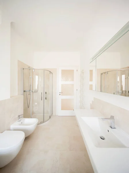 Широкая бежевая ванная комната — стоковое фото