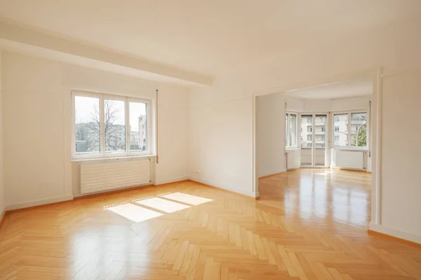 Quarto moderno com grandes janelas — Fotografia de Stock