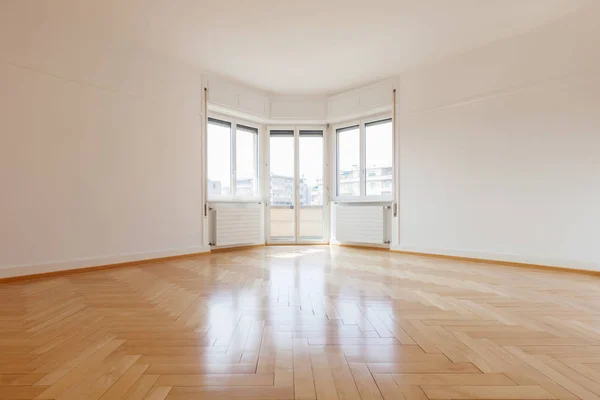 空旷的房间里美妙的实木复合地板 — 图库照片