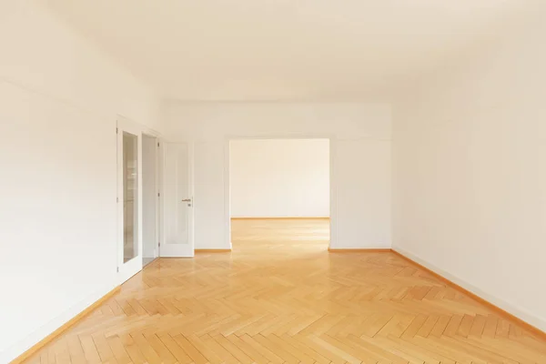 Moderní byt s parketovou podlahou — Stock fotografie