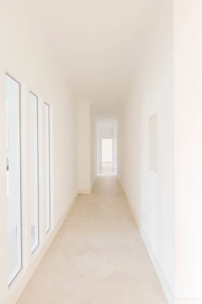 Λευκό κενό διάδρομο με γυάλινο τοίχο — Φωτογραφία Αρχείου