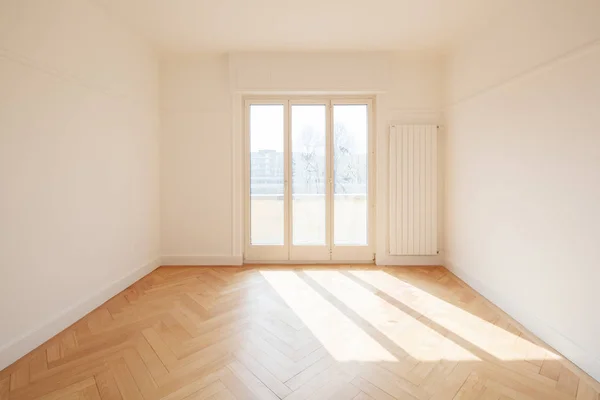 窓、寄木細工の床、内誰も我々 見ることができる空の部屋 — ストック写真