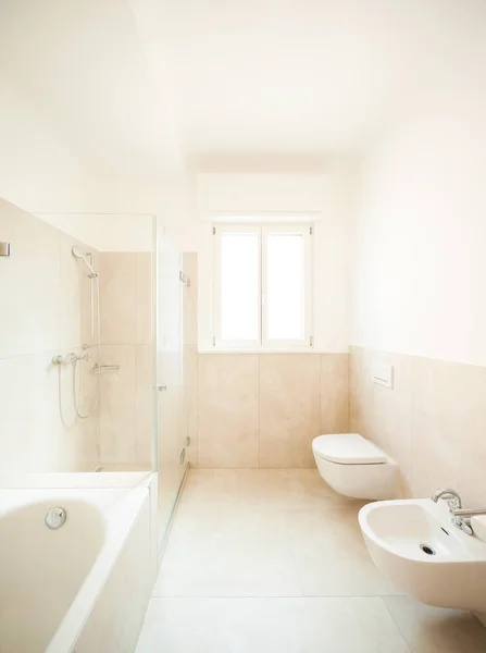 Ванная комната из белого мрамора — стоковое фото