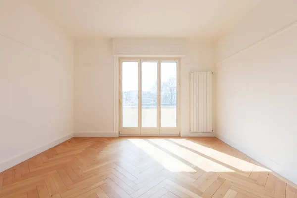 Chambre vide, on peut voir des fenêtres et du parquet, personne à l'intérieur — Photo