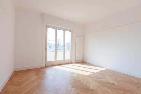 Leerer Raum, wir sehen Fenster und Parkett, niemand drinnen — Stockfoto