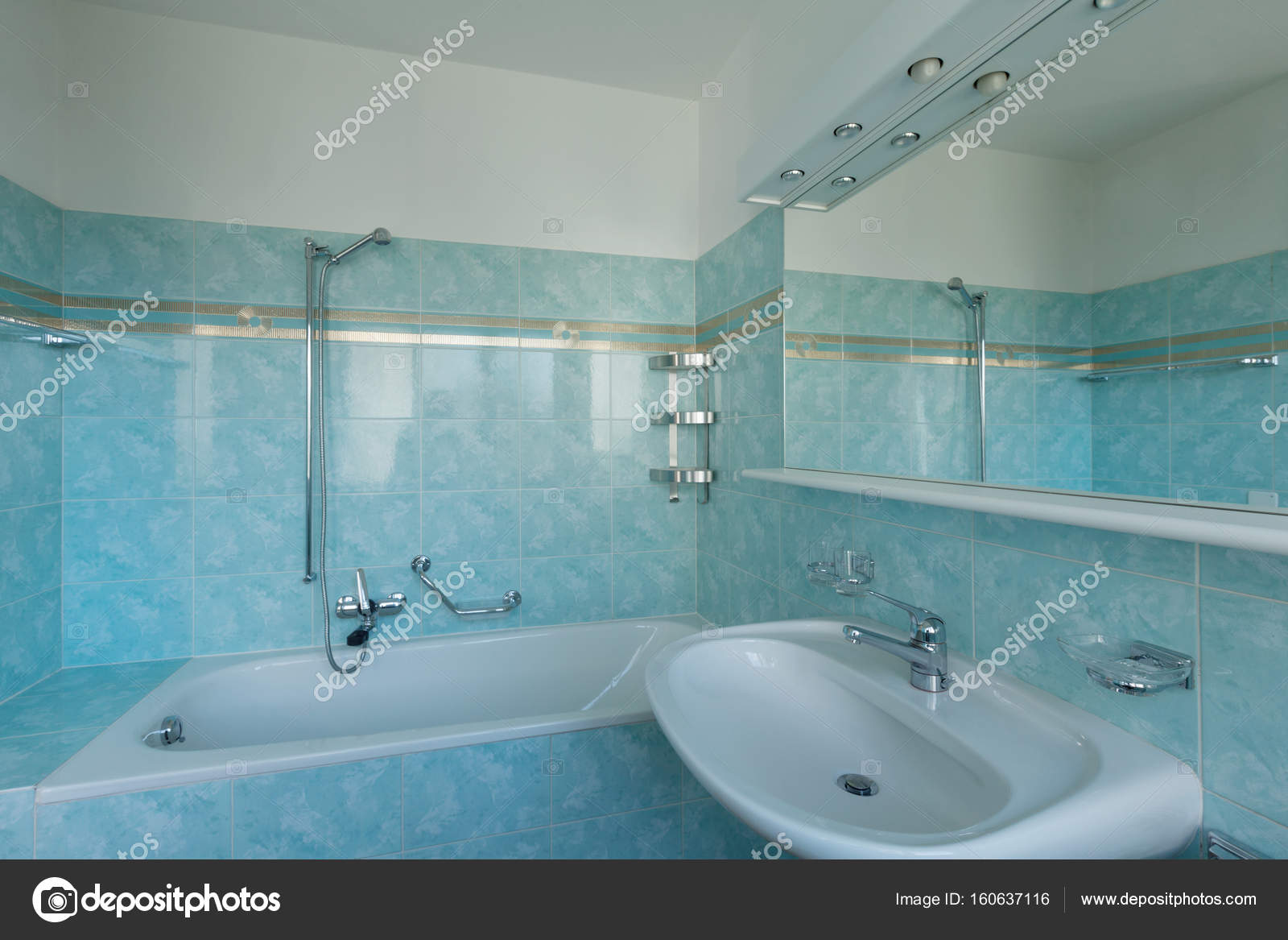 Salle de bain Vintage bleu — Photographie Zveiger © #160637116 Salle de bain Vintage bleu — Photographie Zveiger © #160637116