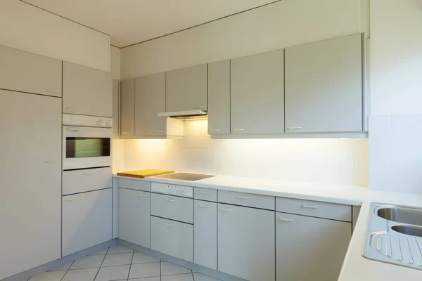 Lege keuken, niet heel modern maar leuk, de kleur zijn met — Stockfoto